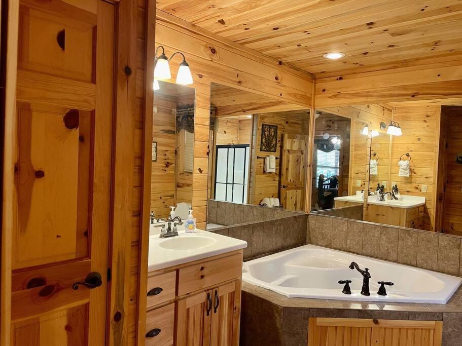 2 Bed Cabin Hot Tub Close To Helen #16 Екстериор снимка